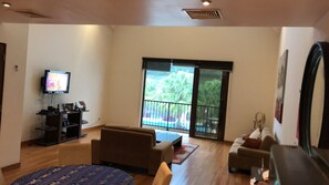 Een televisie, tafelvoetbal, een tafeltennistafel en boeken