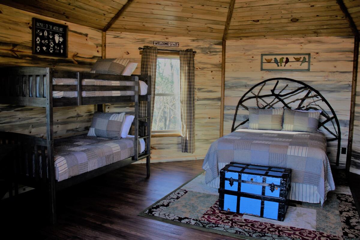 Exclusive-Baumhaus | 1 Schlafzimmer, hochwertige Bettwaren, Pillowtop-Betten, Bettwäsche