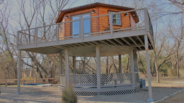 A wooden cabin with a balcony and a covered porch. - The Silver Spur Resort - Campsite (Canton)
