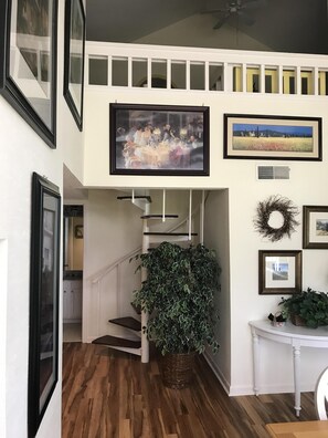 Interior - Wonderful Golf Views! Privacy, Pets, 1/2 mile to Beach, Renovated. 5Star Reviews (Hilton Head Island)