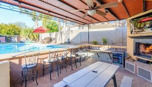 Outdoor dining - Spacious 6 bedroom home in east Mesa (Mesa)
