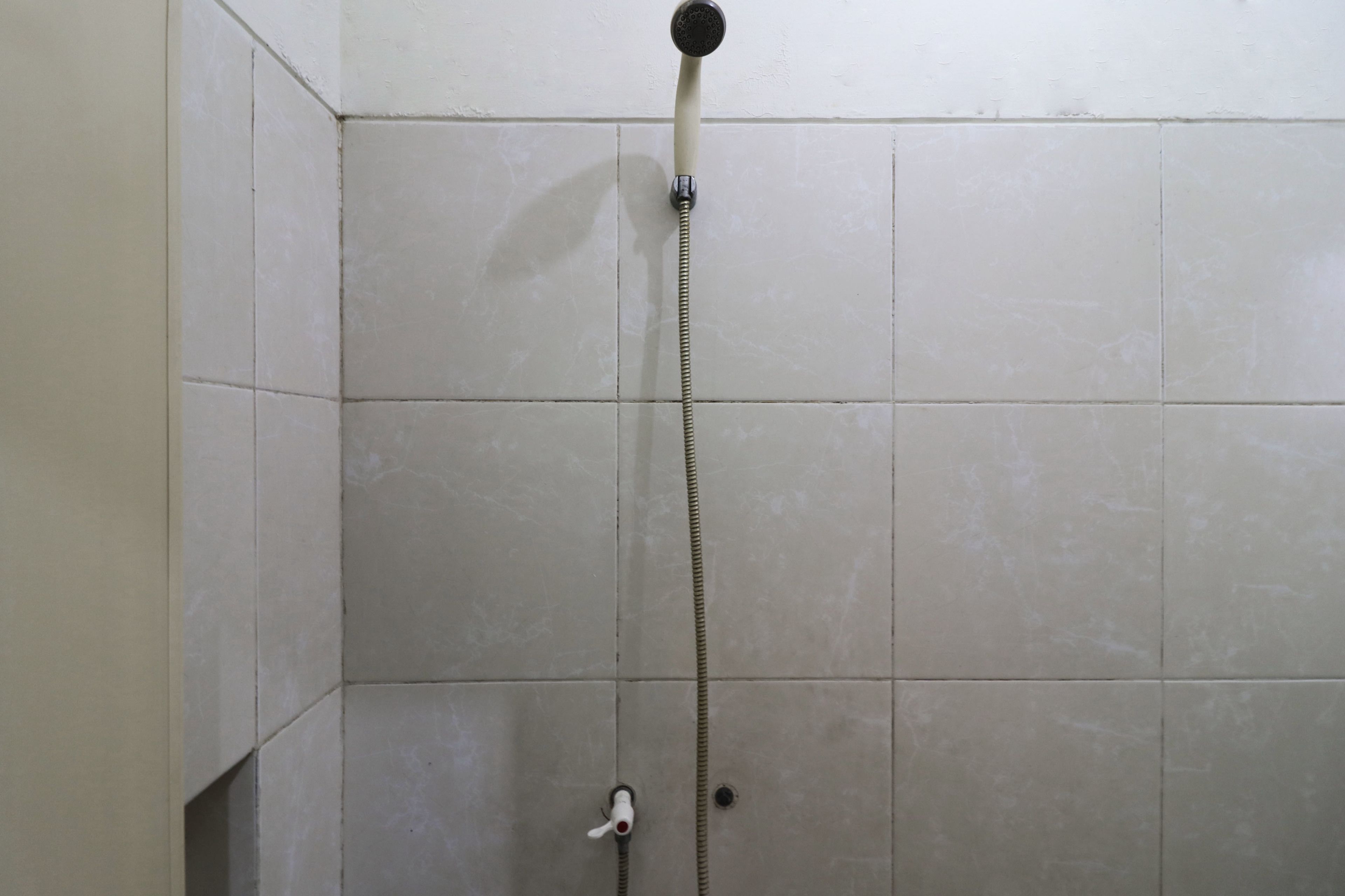 Shower, pancuran hujan,  dan handuk