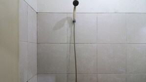 A shower with a handheld showerhead and a flexible hose. - Wisma Lamida 2 Syariah (Jakarta)