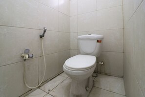 Deluxe Double Room | Bathroom | Shower, rainfall showerhead, towels - Wisma Lamida 2 Syariah (Jakarta)