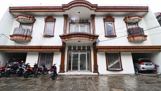 A two-story building with a central entrance, balconies, and a garage. - Wisma Lamida 2 Syariah (Jakarta)