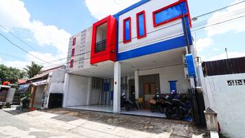 Vista frontal de la propiedad