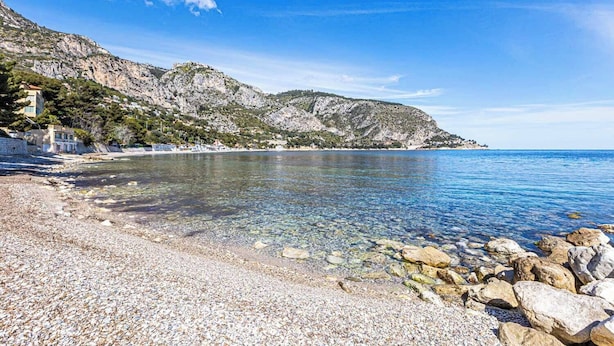 A pebble beach with clear water, rocky outcrops, and a mountainous backdrop. - Apartment Eze Seaside in 1st line facing the sea (Èze)