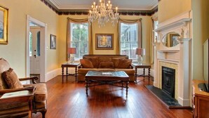 Maison, plusieurs lits (Washington Square Manor) | Salle de séjour
