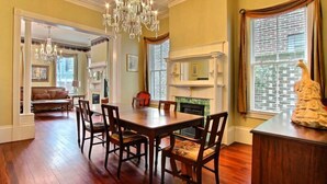 Maison, plusieurs lits (Washington Square Manor) | Cuisine privée