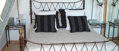 3 chambres, coffres-forts dans les chambres, fer et planche à repasser