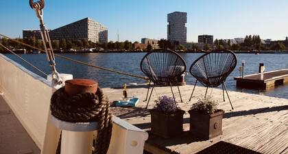 Cozy & comfortable suite on houseboat close 2 historical center