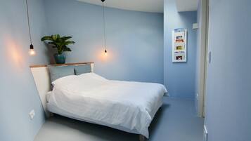 1 slaapkamer, geluiddichte muren, een strijkplank/strijkijzer