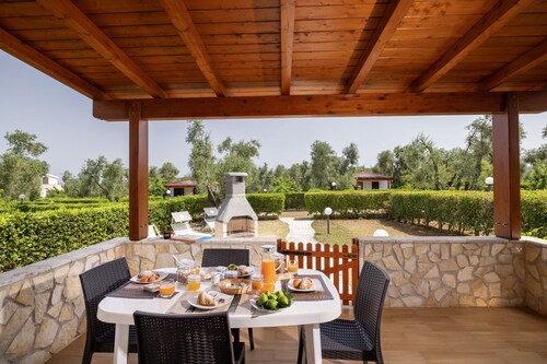 Apartment "semi-detached Villa" for 5/6 person on the ground floor with separate entrances and with square meters 150 private Garden with Barbecue and Sunbeds