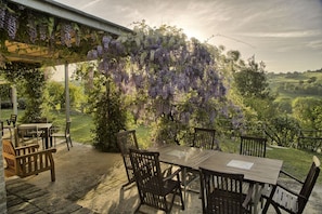 Outdoor dining - Fully private fenced villa with pool – ideal for families, pet friendly (Ostra)