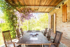 Outdoor dining - Fully private fenced villa with pool – ideal for families, pet friendly (Ostra)