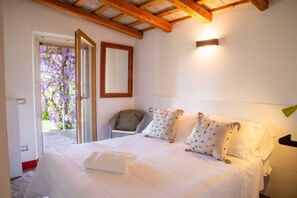 2 bedrooms, iron/ironing board, WiFi, bed sheets - Fully private fenced villa with pool – ideal for families, pet friendly (Ostra)