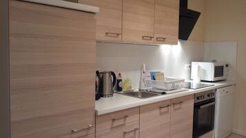 JÀÀkaappi, mikroaaltouuni, uuni, liesi