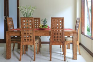 In-room dining - Villa Soulange (Canggu)