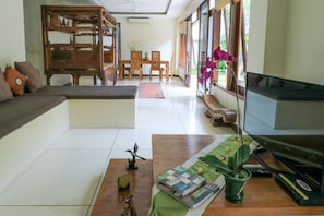 Flat-screen TV - Villa Soulange (Canggu)