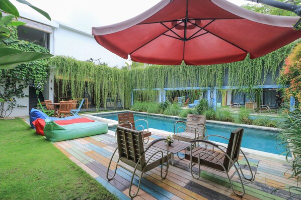 Outdoor pool - Base Guesthouse and Hostel (Canggu)