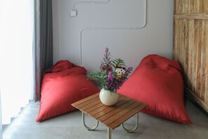 Dormitorio compartido, solo para mujeres | Caja de seguridad en la habitación, escritorio y wifi gratis 