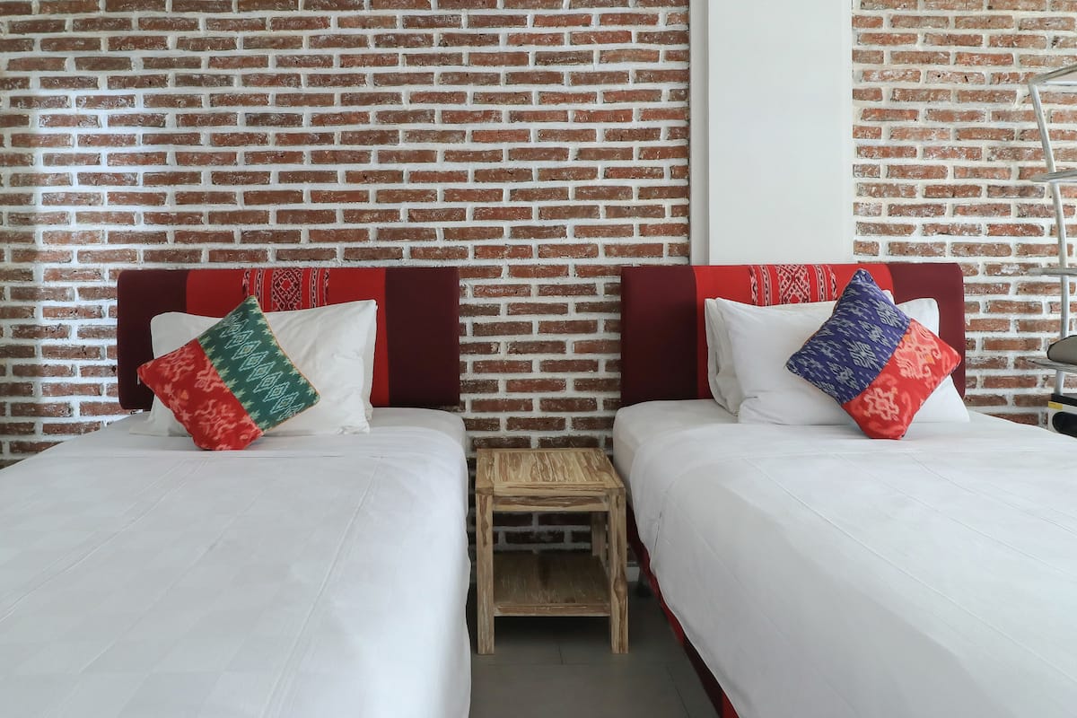 Twin Room | In-room safe, desk, WiFi (free)