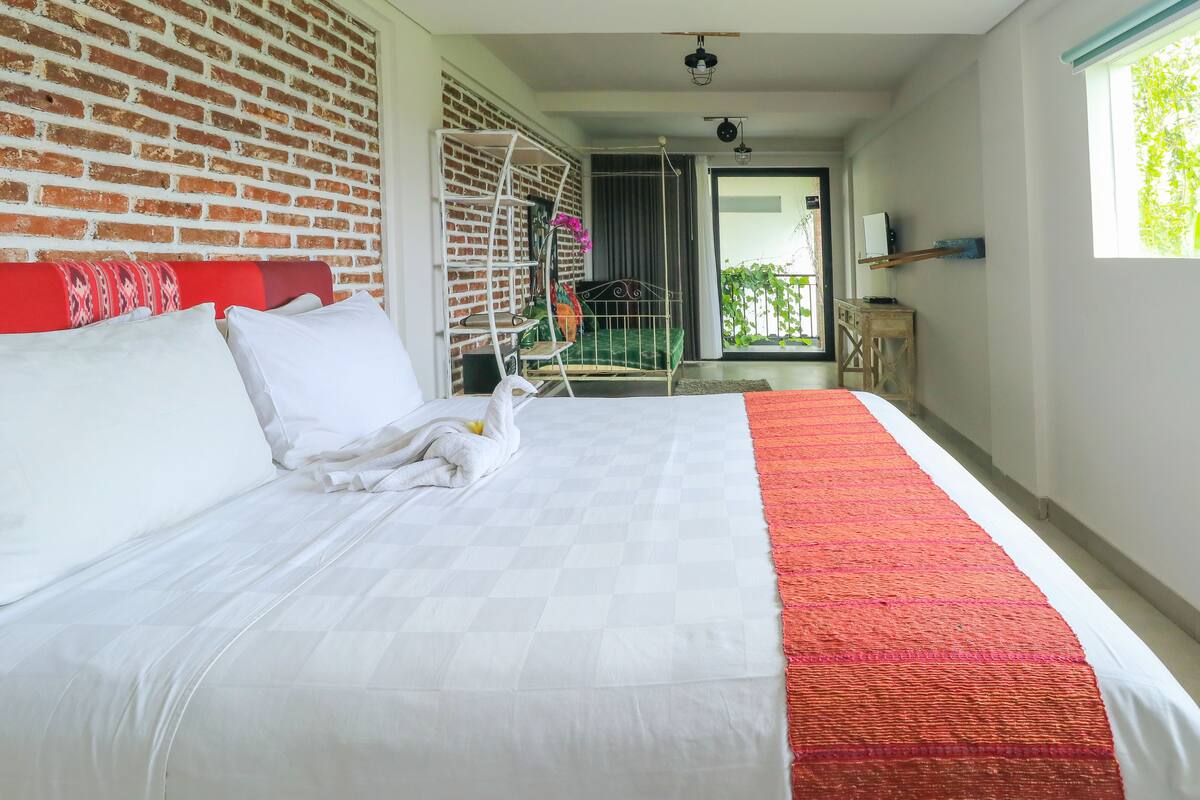 Double Room | In-room safe, desk, WiFi (free)