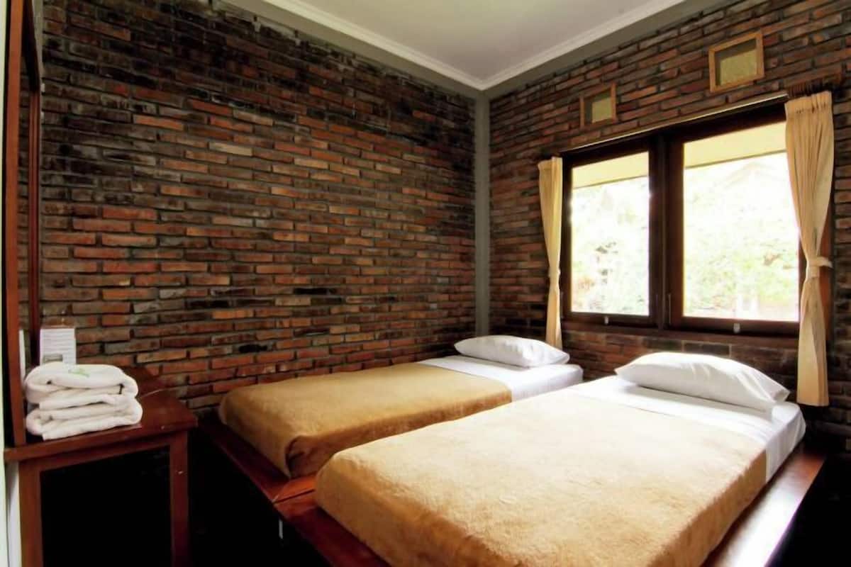 Desk, WiFi (free), bed sheets