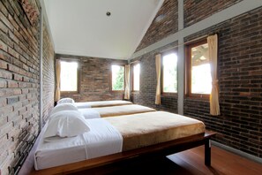 Desk, free WiFi, bed sheets - Disaster Oasis (Pakem)