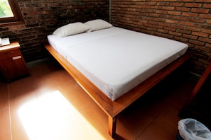 Escritorio, wifi gratis y ropa de cama 