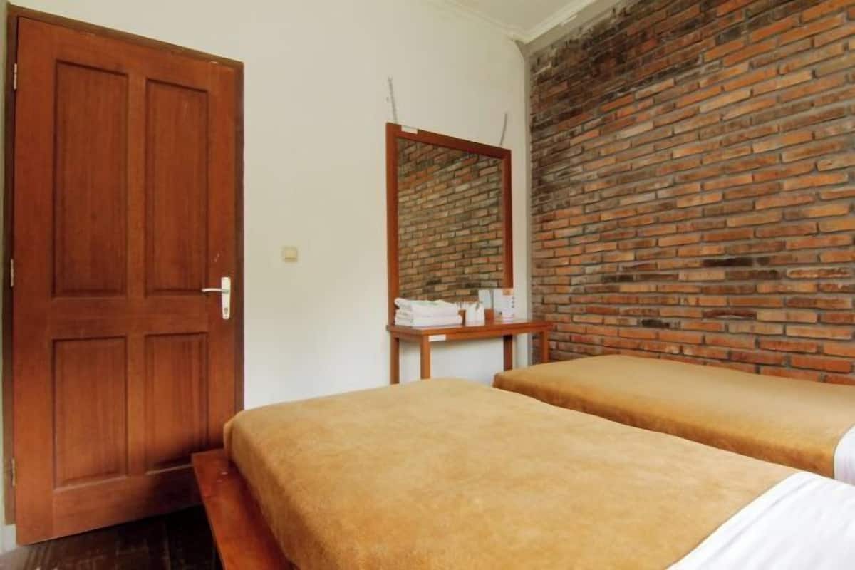 Escritorio, wifi gratis y ropa de cama