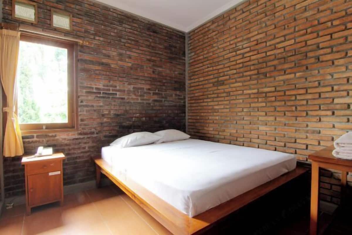 Escritorio, wifi gratis y ropa de cama