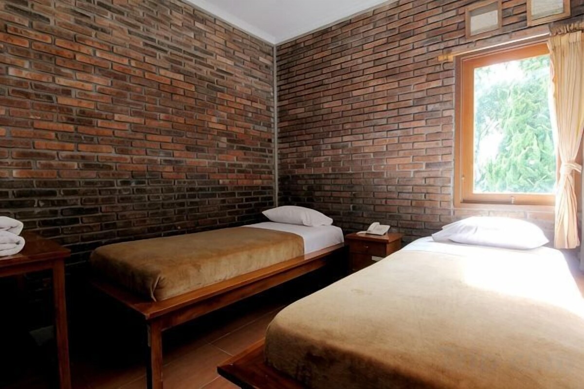 Escritorio, wifi gratis y ropa de cama 