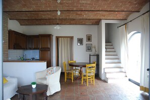 Experience the warm atmosphere of this inviting space, featuring a traditional kitchen, dining area, and cozy seating nook.
