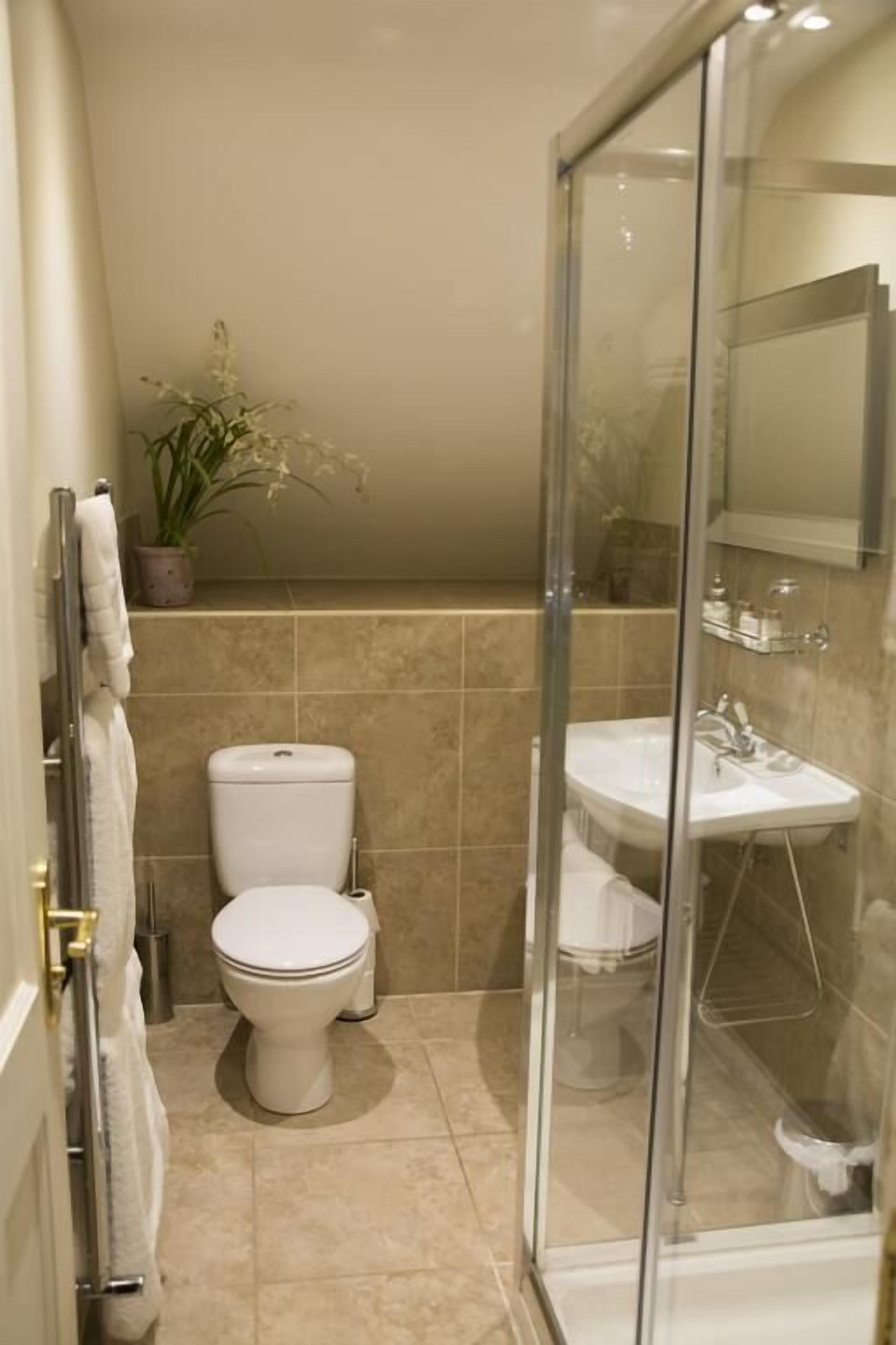 twin room | bathroom | free toiletries, hair dryer, towels