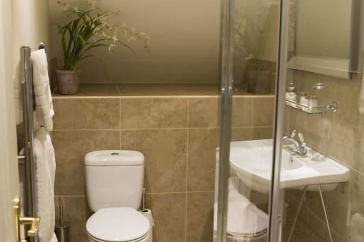 twin room | bathroom | free toiletries, hair dryer, towels