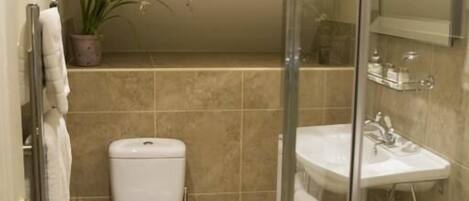 Ein Badezimmer mit Toilette, Waschbecken und Dusche.