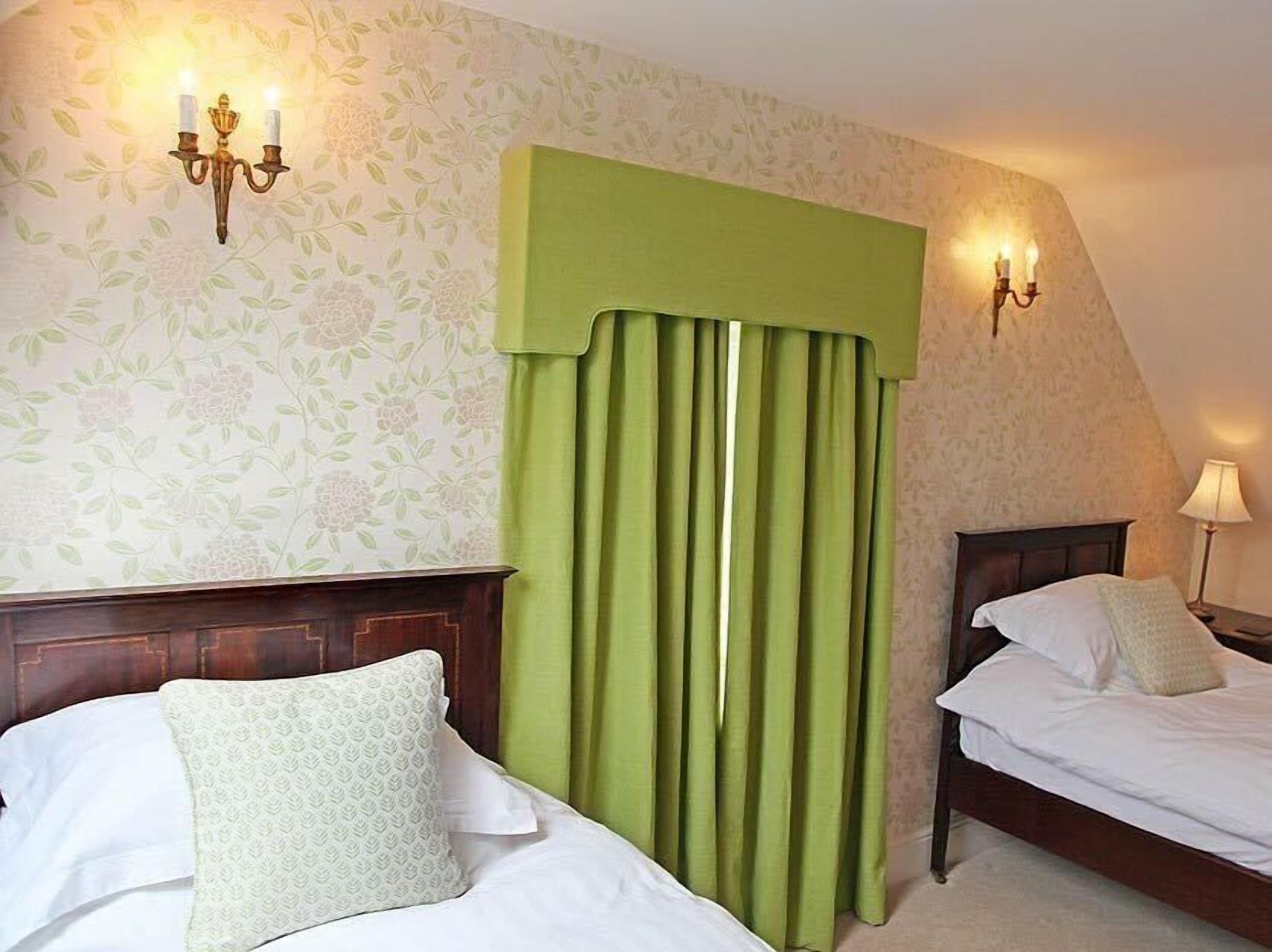 twin room | street view