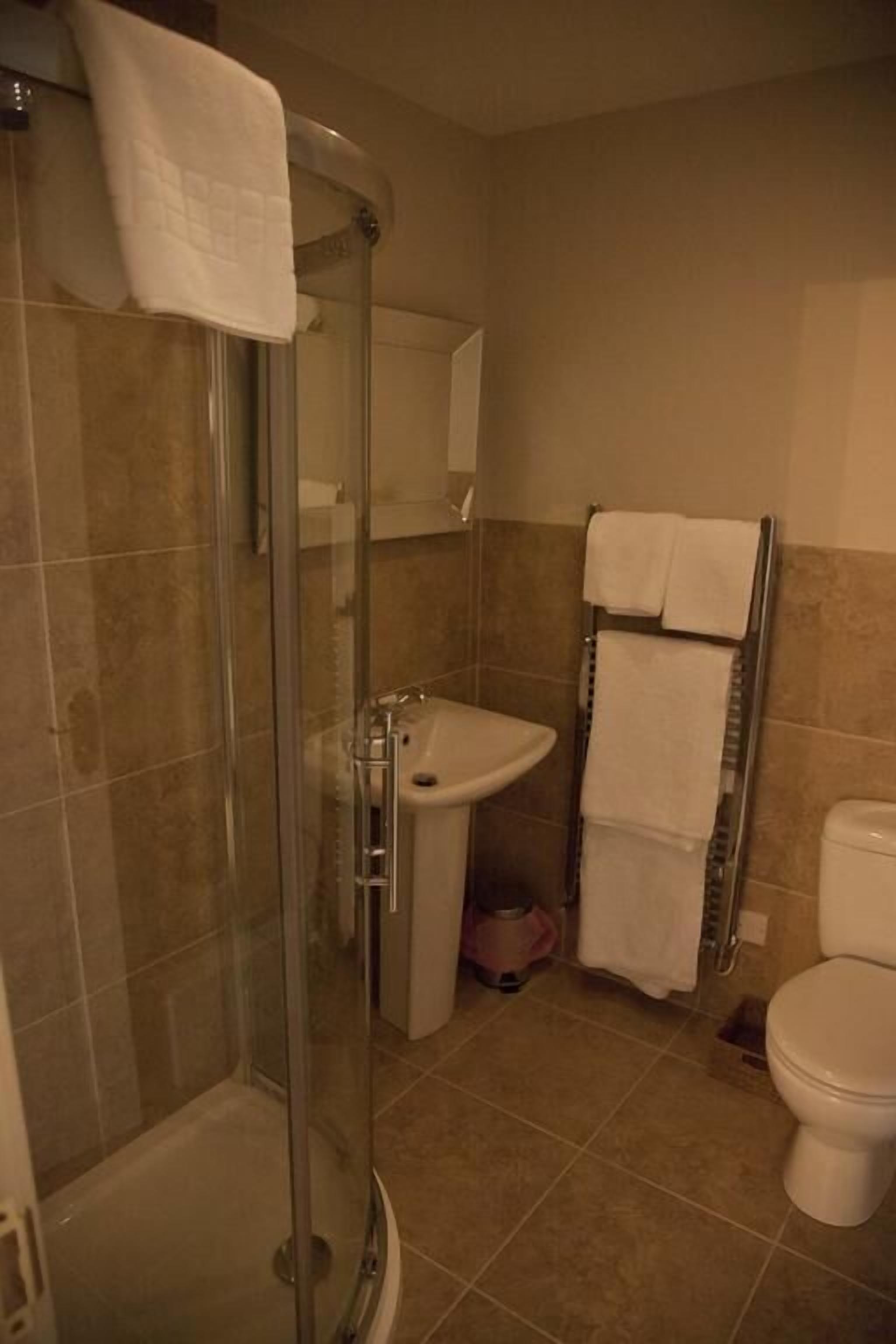 standard double room | bathroom | free toiletries, hair dryer, towels