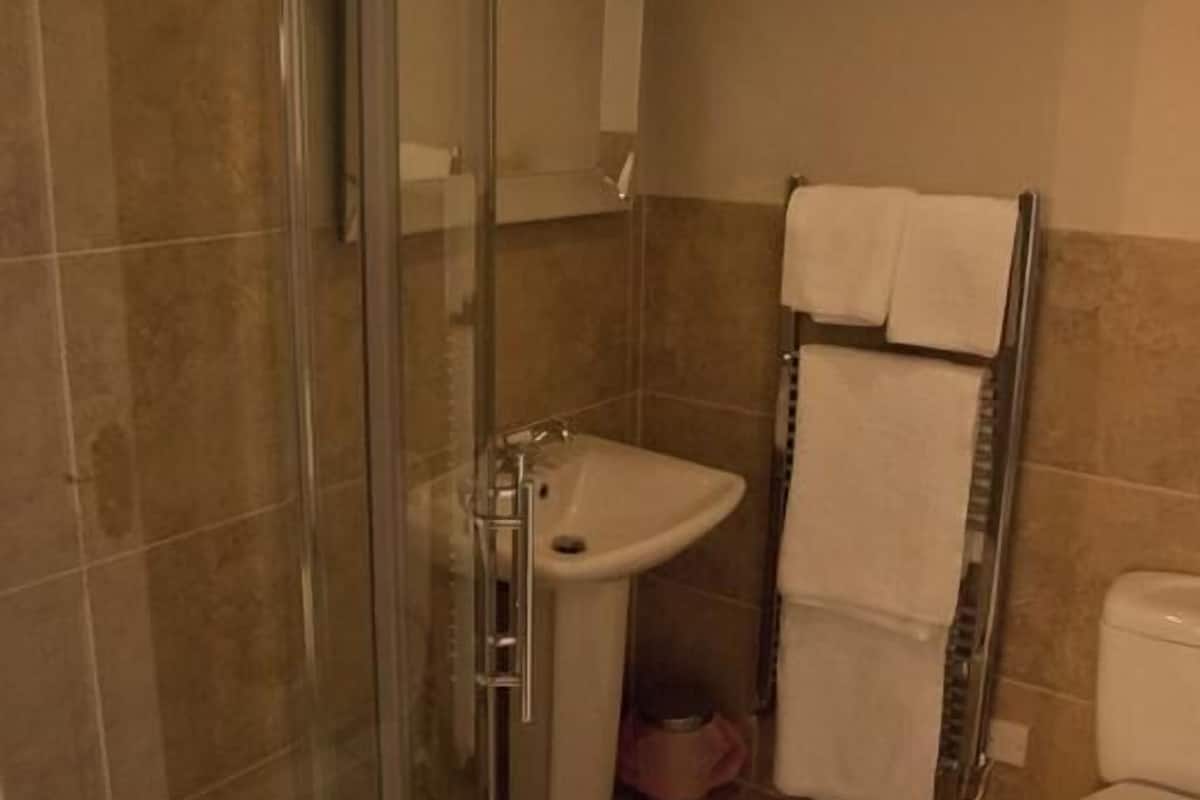 standard double room | bathroom | free toiletries, hair dryer, towels