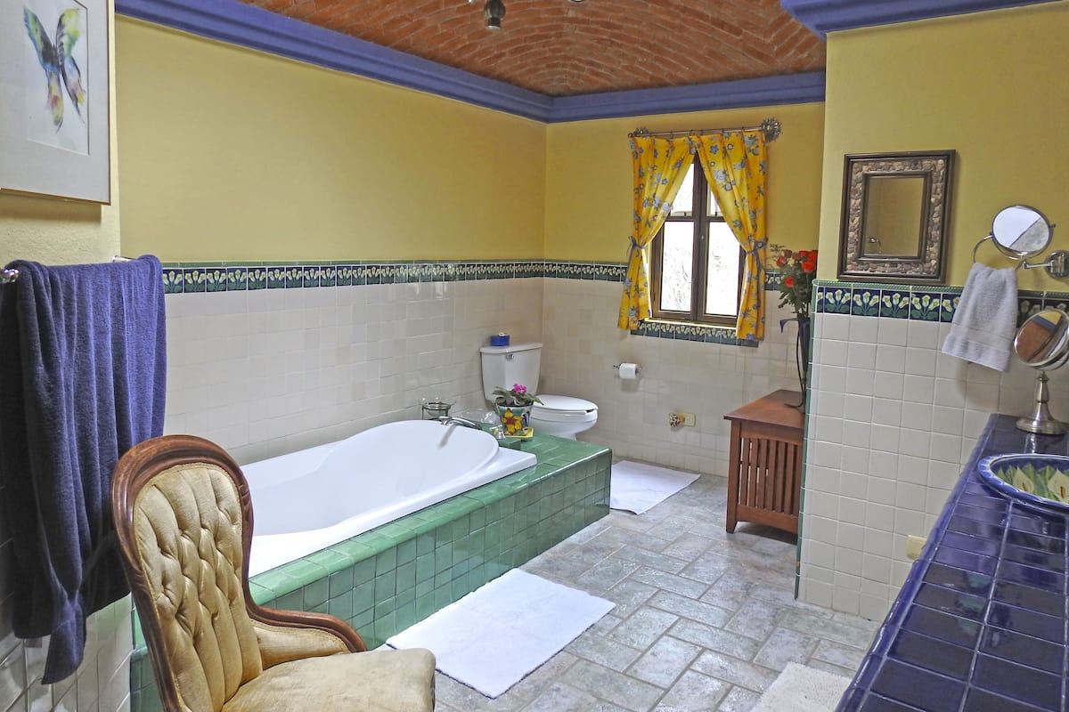 Habitación doble Deluxe, 1 cama matrimonial, para no fumadores, vista al patio | Baño | Amenidades de baño gratuitas y toallas