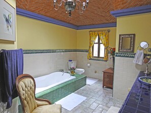 Habitación doble Deluxe, 1 cama matrimonial, para no fumadores, vista al patio | Baño | Amenidades de baño gratuitas y toallas 