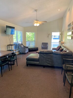 House, 4 Bedrooms | Living area