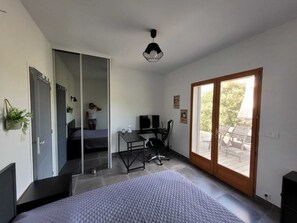 6 bedrooms, iron/ironing board, travel cot, WiFi