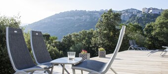 "Le Milan d'Or": family accommodation for 12 people on the edge of the maquis.