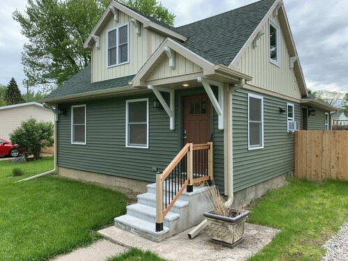 Park Right by Your Door -1 BR, 1 Bath, Full Kitchen, 1st Floor Laundry.