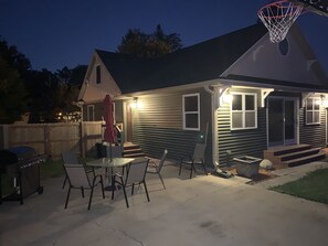 Outdoor dining - Park Right by Your Door -1 BR, 1 Bath, Full Kitchen, 1st Floor Laundry. (Lansing)