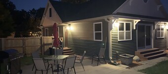 Avalon Guest House -1 BR, 1 Bath, Full Kitchen, 1st Floor Laundry
Park by Door.