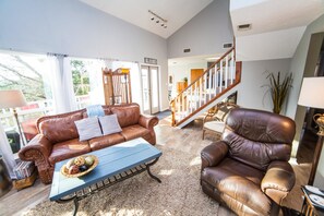 Huis, 4 slaapkamers | Woonruimte | Een flatscreentelevisie en een dvd-speler