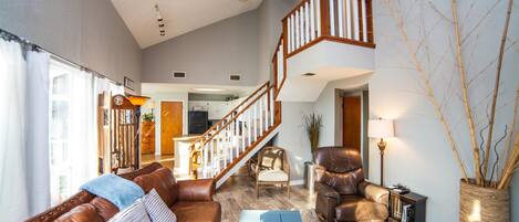 Casa, 4 habitaciones | Área de sala de estar | Televisión de pantalla plana y reproductor de DVD